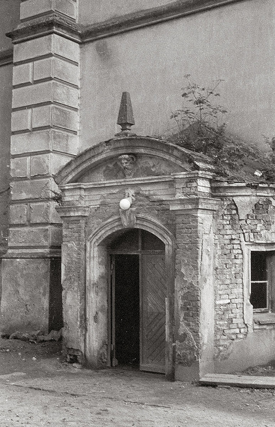Download: Abb.4. Lüssow, Lkr. Vorpommern-Greifswald, Gutshaus, ehemaliger südlicher Eingangsbereich, 1963. (Foto: LAKD MV/LD Niendorf ) Abb.4. Lüssow, Lkr. Vorpommern-Greifswald, Gutshaus, ehemaliger südlicher Eingangsbereich, 1963.