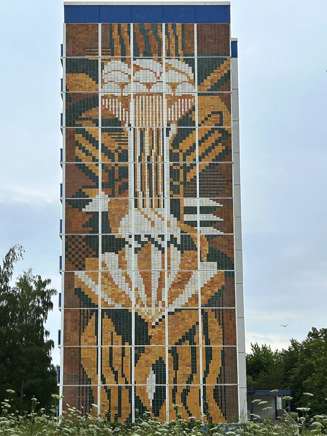 Abb. 1. Inge Jastram: &bdquo;Florale Formen&ldquo;, 1979, Nordgiebel, Willem-Barents-Str. 28 in Rostock-Schmarl 