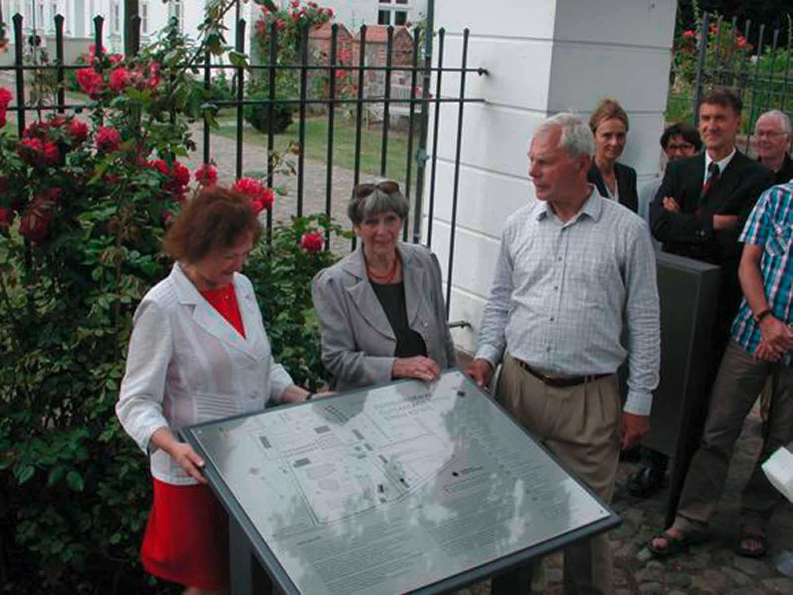 Abb.6: Streu, Lkr. Vorpommern- Rügen, Ehepaar Reimann und K. Kassner, MdB, bei der Informationstafel, 2014 