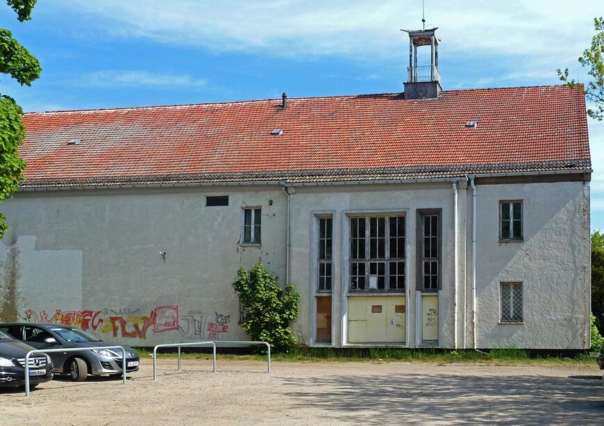 Abb. 5. Ahlbeck, Gemeinde Ostseebad Heringsdorf, Lkr. Vorpommern-Greifswald, Dünenstr. 37, Haus der Erholung, östlicher Teil der Rückseite mit Treppenhausrisalit, 2016. 