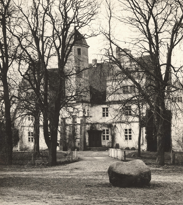 Download: Abb. 2. Quilow, Lkr. Vorpommern-Greifswald, Wasserschloss, Südseite, im Vordergrund die heute nicht mehr vorhandene Brücke über den Wassergraben (LAKD-MV, LD, Fotosammlung, undatiert) Abb. 2. Quilow, Lkr. Vorpommern-Greifswald, Wasserschloss, Südseite, im Vordergrund die heute nicht mehr vorhandene Brücke über den Wassergraben