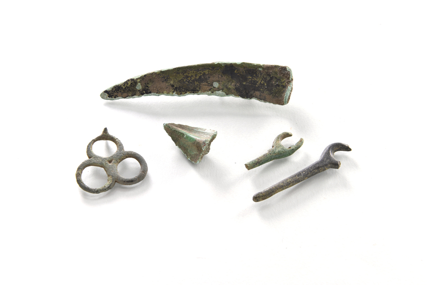 Download: Abb. 4: Pasewalk, Lkr. Vorpommern-Greifswald, Fpl. 36. Bronzezeitliche Fundstücke aus dem Umfeld des Schalensteines. Foto: LAKD M-V/LA, S. Suhr Abb. 4: Pasewalk, Lkr. Vorpommern-Greifswald, Fpl. 36. Bronzezeitliche Fundstücke aus dem Umfeld des Schalensteines.