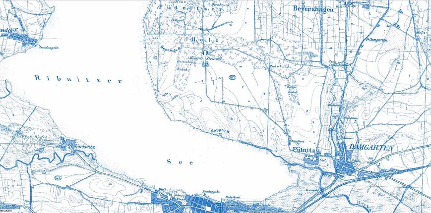 Abb. 1. Die Karte der Preußischen Landesvermessung von 1885 weist das Gelände des späteren deutschen Fliegerhorstes und sowjetischen Aerodroms als unbebaute Fläche aus. Ein Weg führte vom Ort Pütnitz abgewinkelt über das heutige Flugfeld bis zur Meierei Steinort am Pütnitzer Holz im Norden. 