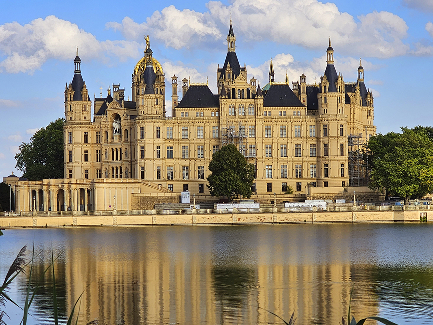 Download: Abb. 01. Landeshauptstadt Schwerin, Schloss, Blick auf den Burgseeflügel. (LAKD M-V/LD, D. Handorf) Abb. 01. Landeshauptstadt Schwerin, Schloss, Blick auf den Burgseeflügel.