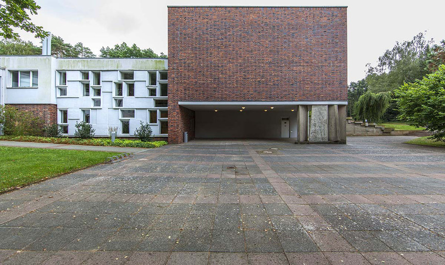 Download: Abb. 3. Schwerin, Landeshauptstadt, Waldfriedhof, Trauerhalle, Eingangsbereich mit Vorplatz, 2016. (Foto: LAKD M-V/LD, A. Bötefür) Abb. 3. Schwerin, Landeshauptstadt, Waldfriedhof, Trauerhalle, Eingangsbereich mit Vorplatz, 2016.