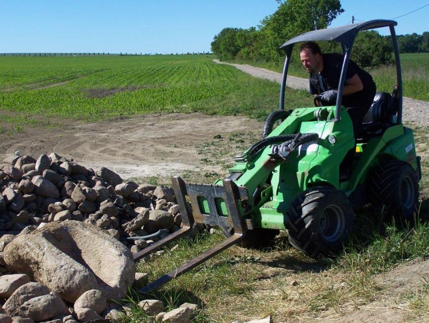 Abbildung 2. Polkvitz, Lkr. Vorpommern-Rügen. Nur mit seinem Gabelstapler gelingt es Rene Schön, den mehr als 800 kg schweren Stein zu bergen. 