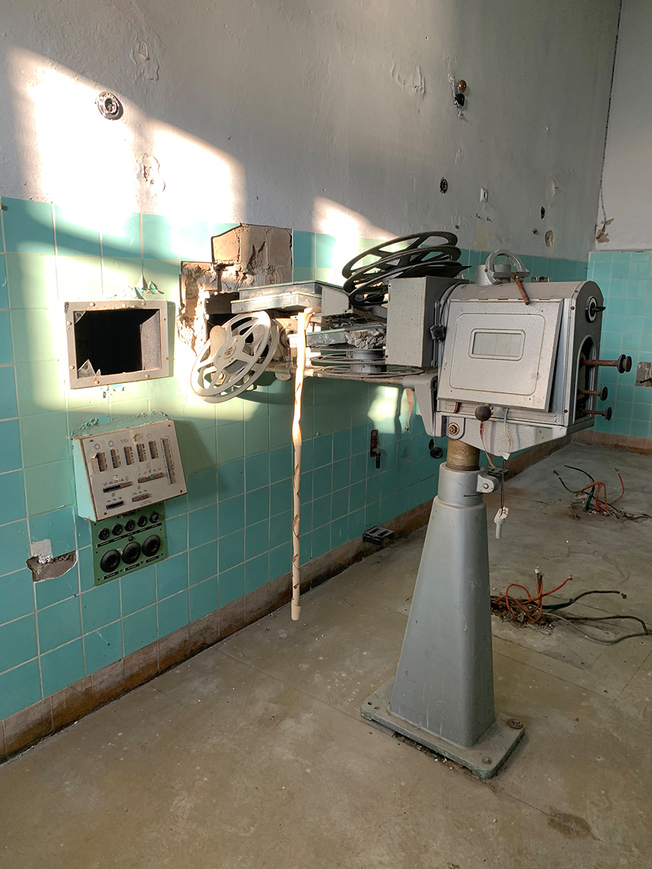 Download: Abb. 28. Sassnitz, Lkr. Vorpommern-Rügen, Stralsunder Straße 43, Stubnitz-Lichtspiele, Technikraum mit Kino-Filmprojektor, 2020. (LAKD M-V/LD, E. Kuhnert) Abb. 28. Sassnitz, Lkr. Vorpommern-Rügen, Stralsunder Straße 43, Stubnitz-Lichtspiele, Technikraum mit Kino-Filmprojektor, 2020.