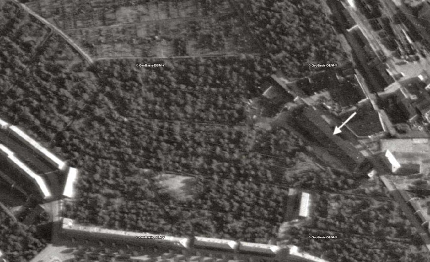 Download: Abb. 3. Schwerin, Mittelweg 7, Gelände des Kraftfahrzeuginstandsetzungswerks mit so genannter Reichsgetreidehalle (Pfeil) vor dessen Standortentwicklung. (WMS Historische Orthophotos 1953 MV) Abb. 3. Schwerin, Mittelweg 7, Gelände des Kraftfahrzeuginstandsetzungswerks mit so genannter Reichsgetreidehalle (Pfeil) vor dessen Standortentwicklung.