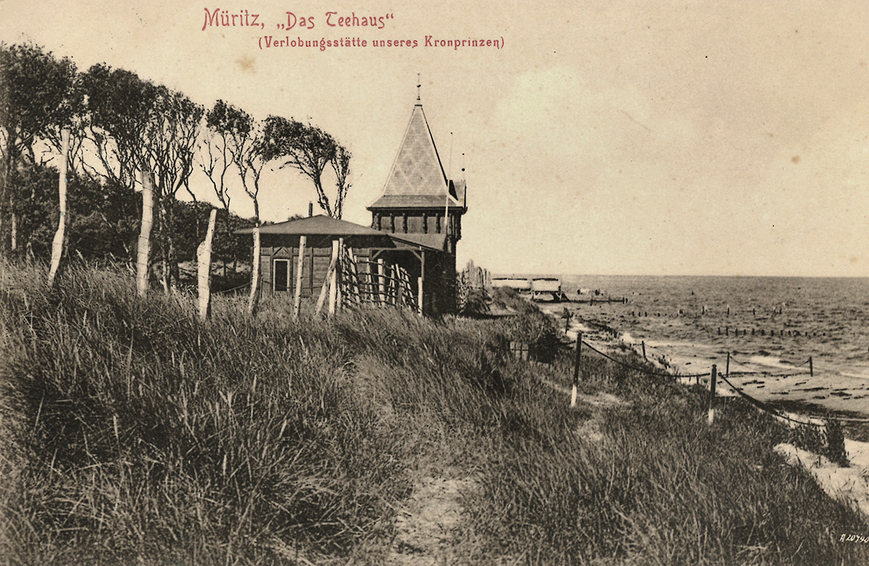 Download: Abb. 14. Graal-Müritz, Lkr. Rostock, Hölzerner Teepavillon von 1892 auf den Dünen bei Graal. Bei schönem Wetter fuhr man nahezu täglich von Gelbensande hierher. Der Pavillon ist nicht erhalten, aber ein assoziativer Erinnerungsort, da er die Bedeutung der See für das Jagdschloss Gelbensande markiert. (Privatslg., J. Müller) Abb. 14. Graal-Müritz, Lkr. Rostock, Hölzerner Teepavillon von 1892 auf den Dünen bei Graal. Bei schönem Wetter fuhr man nahezu täglich von Gelbensande hierher. Der Pavillon ist nicht erhalten, aber ein assoziativer Erinnerungsort, da er die Bedeutung der See für das Jagdschloss Gelbensande markiert.