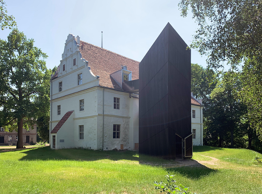 Download: Abb. 14. Quilow, Lkr. Vorpommern-Greifswald, Wasserschloss nach Abschluss der denkmalgerechten Sanierung, Blick von Nordwesten (LAKD-MV, LD, A. Krug, 2021) Abb. 14. Quilow, Lkr. Vorpommern-Greifswald, Wasserschloss nach Abschluss der denkmalgerechten Sanierung, Blick von Nordwesten