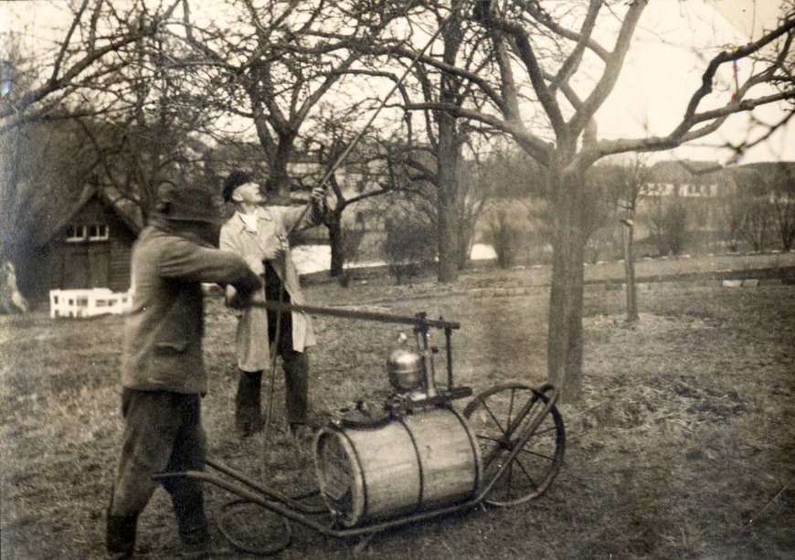 Download: Abb. 7. Pflanzenschutzarbeiten in der Streuobstwiese mit handbetriebener Pflanzenschutzspritze. April 1939. Aus dem Familienalbum 03.1939 – 05.1942. Hans-Fallada-Archiv/Literaturzentrum Neubrandenburg e.V. Abb. 7. Pflanzenschutzarbeiten in der Streuobstwiese mit handbetriebener Pflanzenschutzspritze. April 1939. Aus dem Familienalbum 03.1939 – 05.1942.