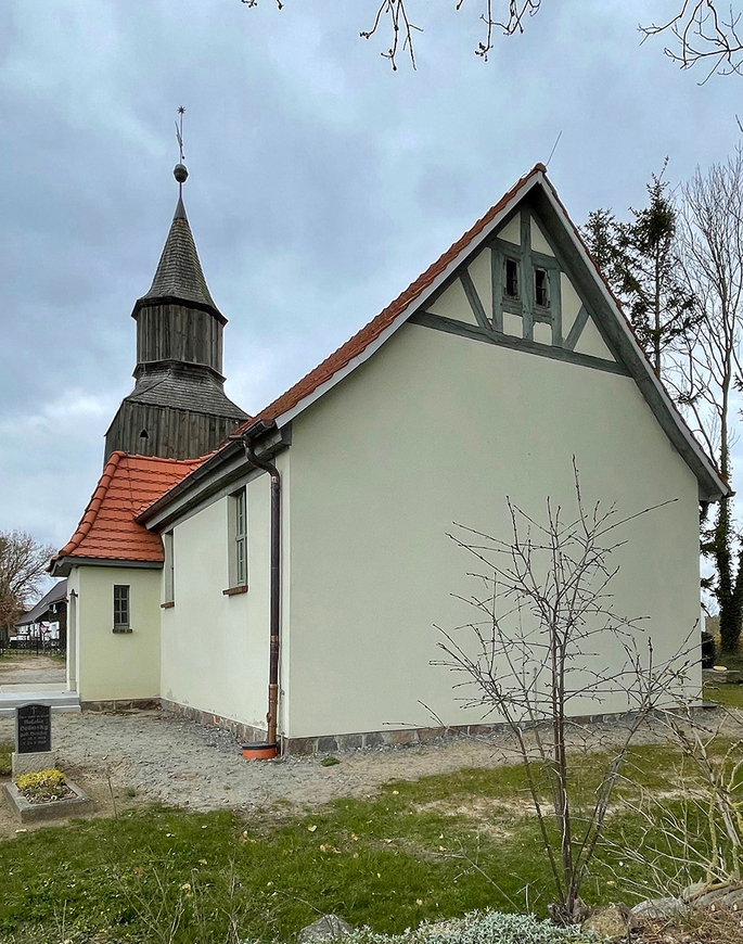 Abb. 1. Lebbin, Lkr. Mecklenburgische Seenplatte, Kirche von Südosten. 