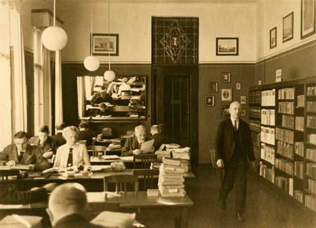 Download: Abb. 3: 1937: Benutzersaal (heute Techniklesesaal), Quelle: LHAS, 13.4-3,13.2-1/1 Abb. 3: 1937: Benutzersaal (heute Techniklesesaal), Quelle: LHAS, 13.4-3,13.2-1/1