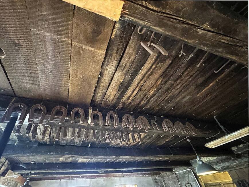Abb. 6. Die an der Decke aufgereihten Hufeisenrohlinge zeugen von der Profession des Hufschmiedes, 2024. 