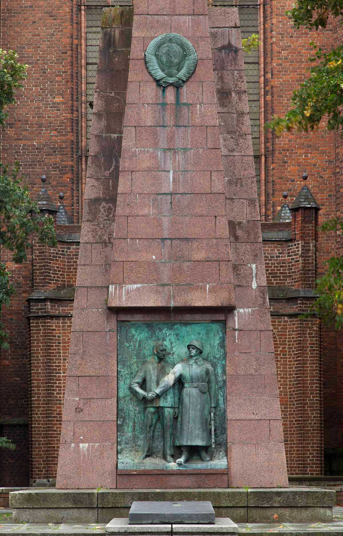 Download: Abb. 2: Hansestadt Stralsund, Neuer Markt, Marienkirchhof, Ehrenmal, Stele, Detail, von Norden LAKD-MV/LD, A. Bötefür Abb. 2: Hansestadt Stralsund, Neuer Markt, Marienkirchhof, Ehrenmal, Stele, Detail, von Norden