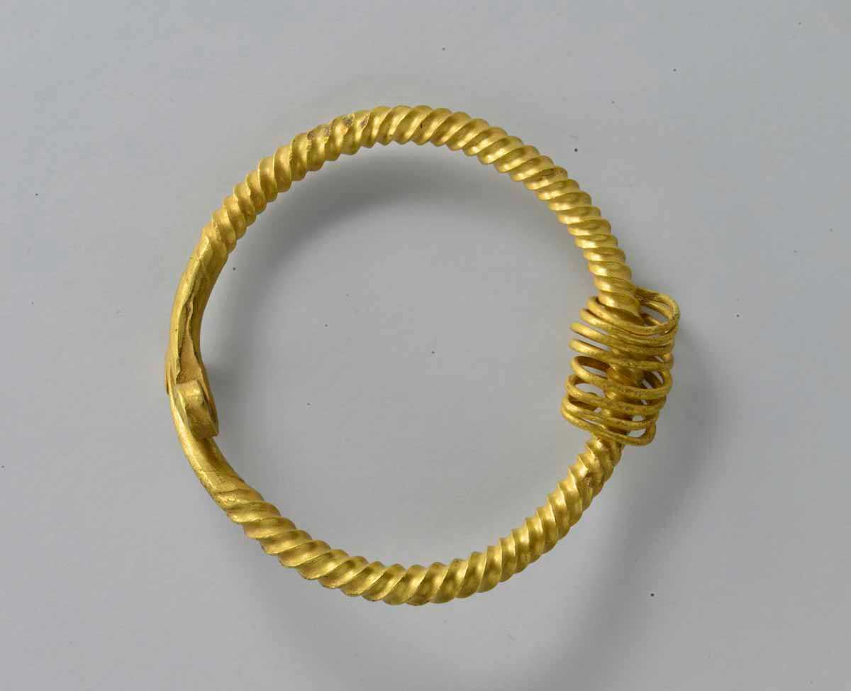 Download: Abb. 1: Crivitz. Goldarmring mit aufgezogener Goldspirale LAKD-MV/LA, S. Suhr Abb. 1: Crivitz. Goldarmring mit aufgezogener Goldspirale