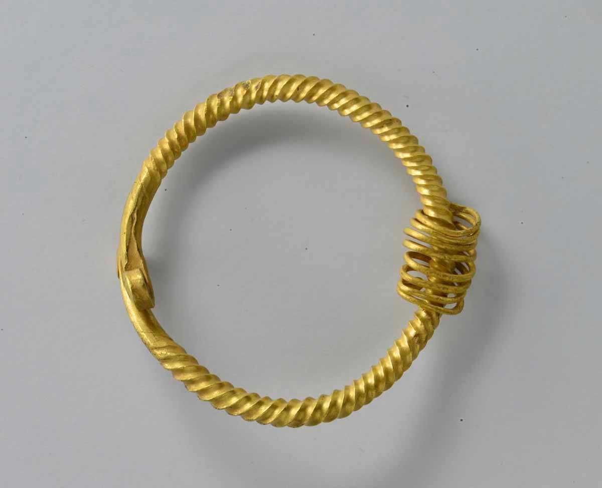 Abb. 1: Crivitz. Goldarmring mit aufgezogener Goldspirale 