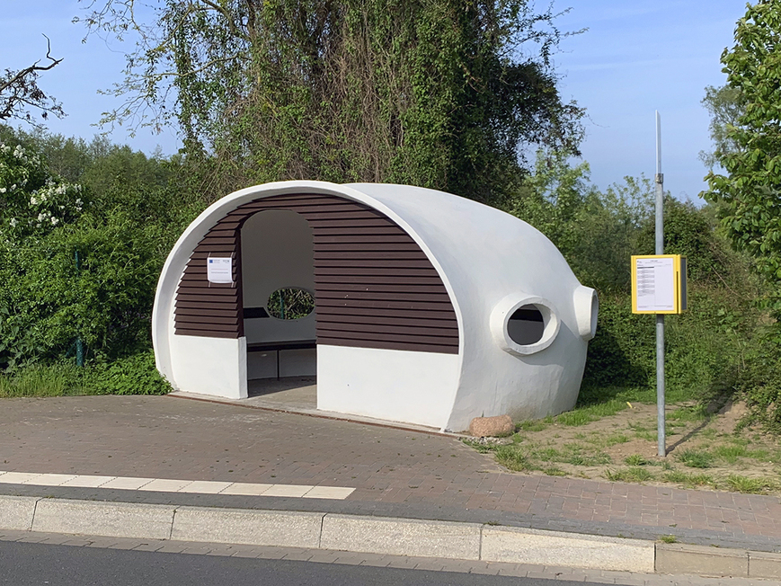 Abb. 2. Buschvitz, Landkreis Vorpommern-Rügen, Am Bodden, Buswartehäuschen von Südwesten, 2019 