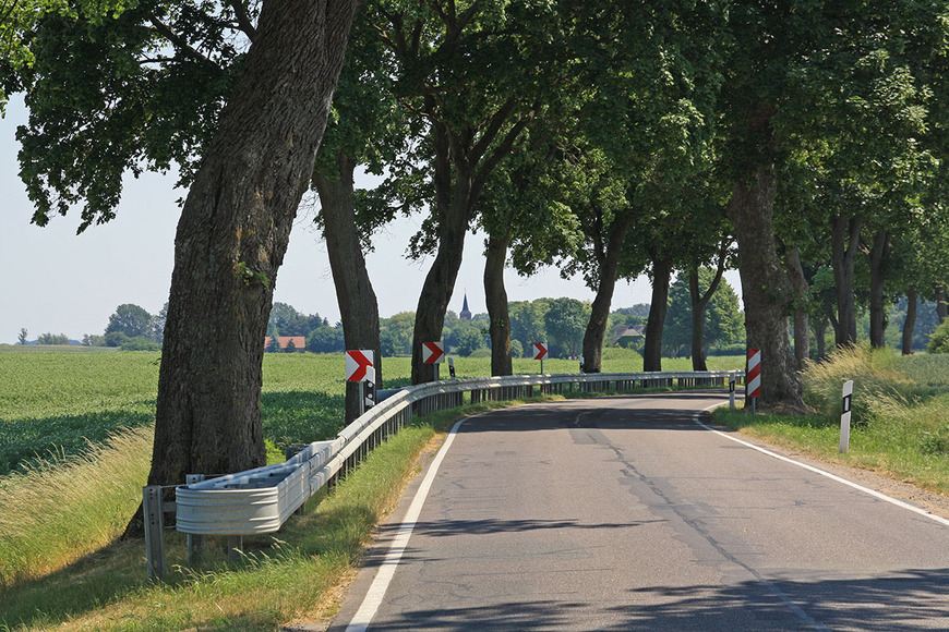 Abb. 2. Granzin, Lkr. Ludwigslust-Parchim, Ansicht der Kirche von Westen, die Landstraße führt unmittelbar auf die Kirche zu, 2021. 