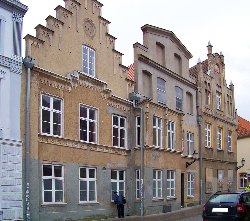 Abb. 1. Hansestadt Wismar, Lkr. Nordwestmecklenburg, Beguinenstr. 2, Wohnhaus, Straßengiebel, 2012. 