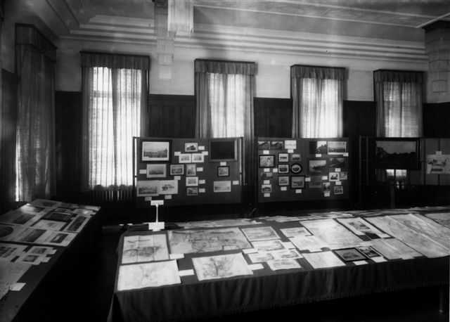 Download: Abb. 1: 1924: Ausstellung im Vortragsraum (heute Lesesaal), Quelle: LHAS, 13.4-3,13.2-1/1 Abb. 1: 1924: Ausstellung im Vortragsraum (heute Lesesaal), Quelle: LHAS, 13.4-3,13.2-1/1