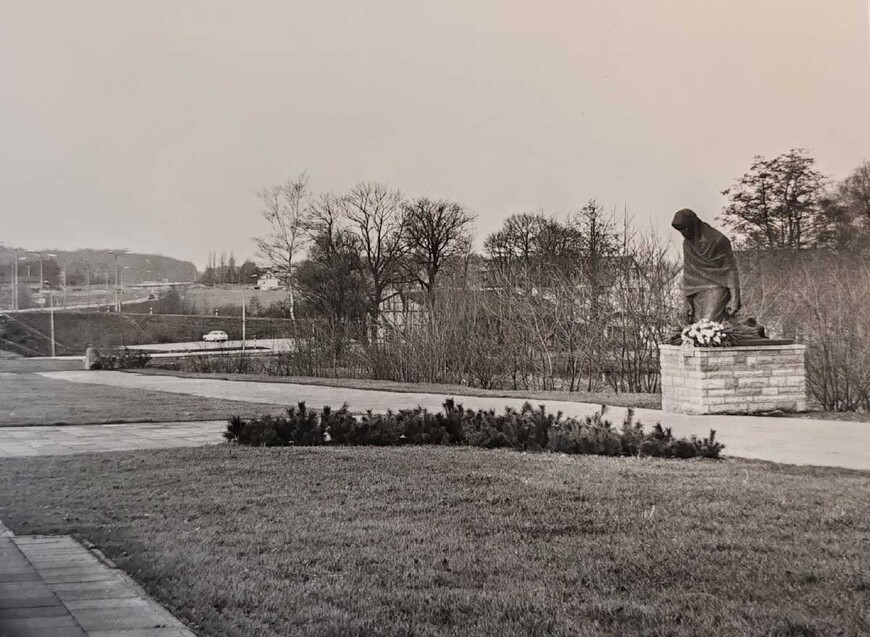 Download: Abb. 14. Raben Steinfeld, Gedenkstätte zu Ehren der Opfer des Todesmarsches, Gesamtanlage der Gedenkstätte nach der Fertigstellung 1973, noch ohne die Relieftafeln, die die „Mutter“ heute flankieren. (LAKD M-V/LD, F. Pixberg) Abb. 14. Raben Steinfeld, Gedenkstätte zu Ehren der Opfer des Todesmarsches, Gesamtanlage der Gedenkstätte nach der Fertigstellung 1973, noch ohne die Relieftafeln, die die „Mutter“ heute flankieren.