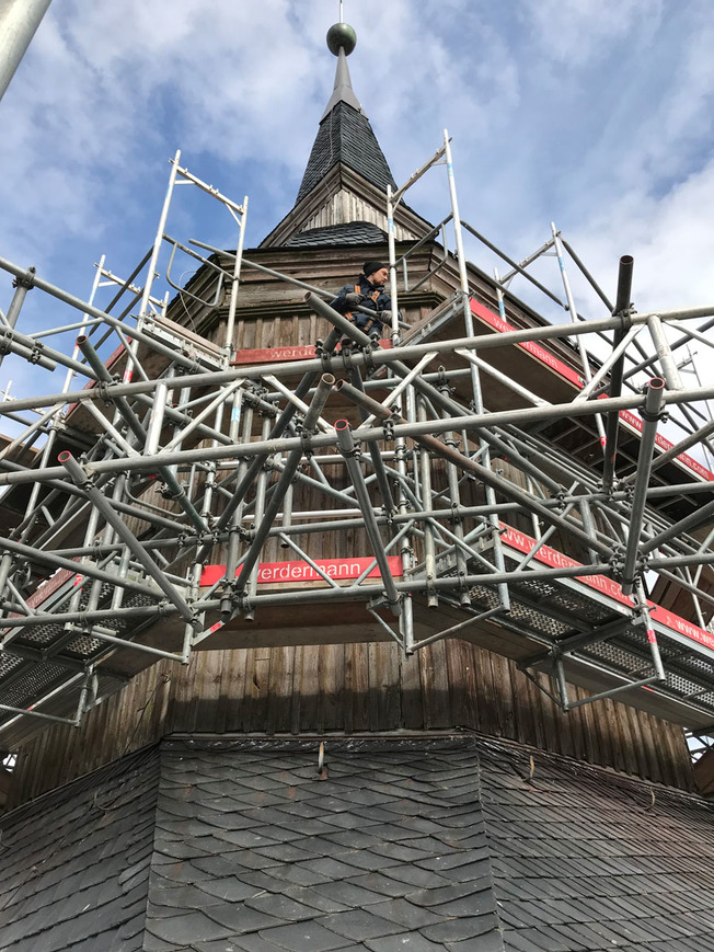 Download: Abb. 18. Altentreptow, Lkr. Mecklenburgische Seenplatte, Kirche Sankt Petri, Turmhaube eingerüstet, 2018. (LAKD M-V/LD, J. Amelung) Abb. 18. Altentreptow, Lkr. Mecklenburgische Seenplatte, Kirche Sankt Petri, Turmhaube eingerüstet, 2018.