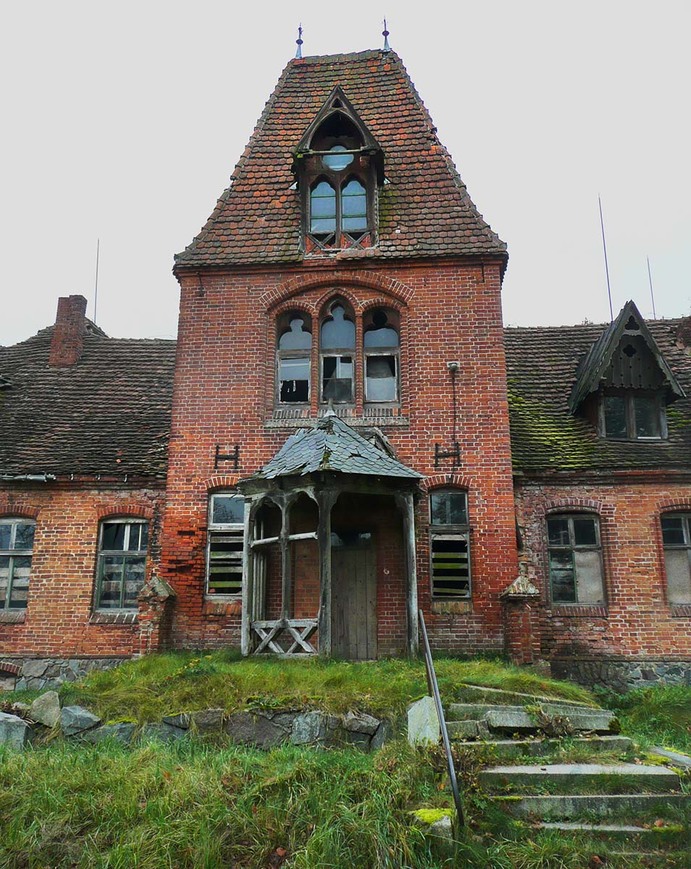 Download: Abb. 1. Pinnow, Lkr. Mecklenburgische Seenplatte, Herrenhaus, Turm der Ostfassade, 2012. (LAKD M-V/LD, S. Schöfbeck) Abb. 1. Pinnow, Lkr. Mecklenburgische Seenplatte, Herrenhaus, Turm der Ostfassade, 2012.