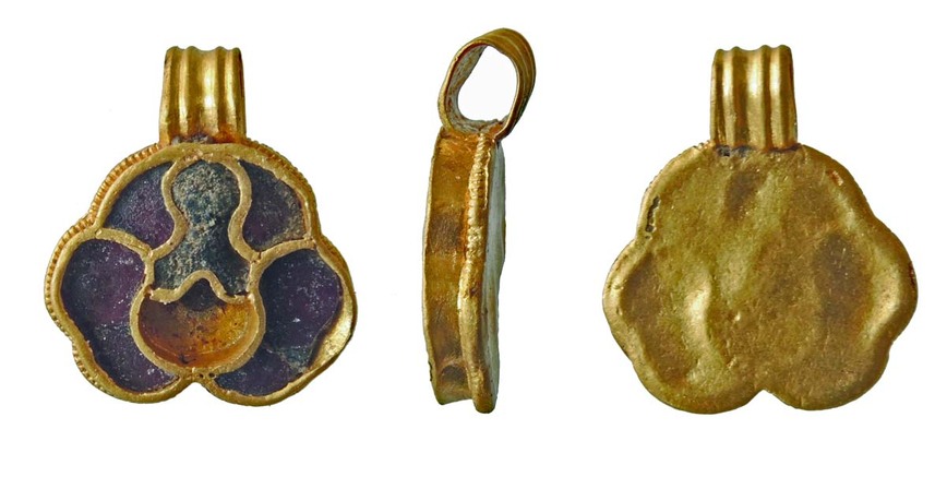 Abb. 1: Kittendorf, Lkr. Mecklenburgische Seenplatte. Der cloisonnierte (in Zellen aufgeteilte) Anhänger. Die blasige Füllung der mittleren Zelle deutet an, dass es sich statt der üblichen Almandineinlagen um Glas handeln könnte. 