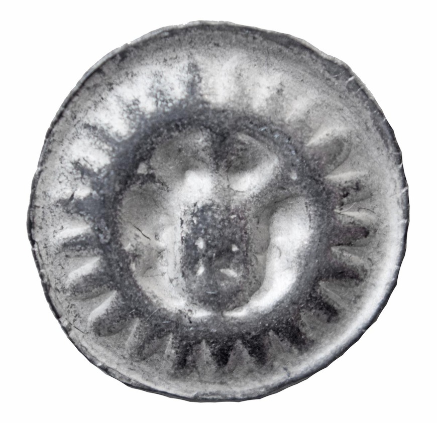 Abb. 13: Wustrow, Lkr. Mecklenburgische Seenplatte. Königskopf-Hohlpfennig, vermutlich in Greifswald geprägt (Durchmesser 16,5 mm). 