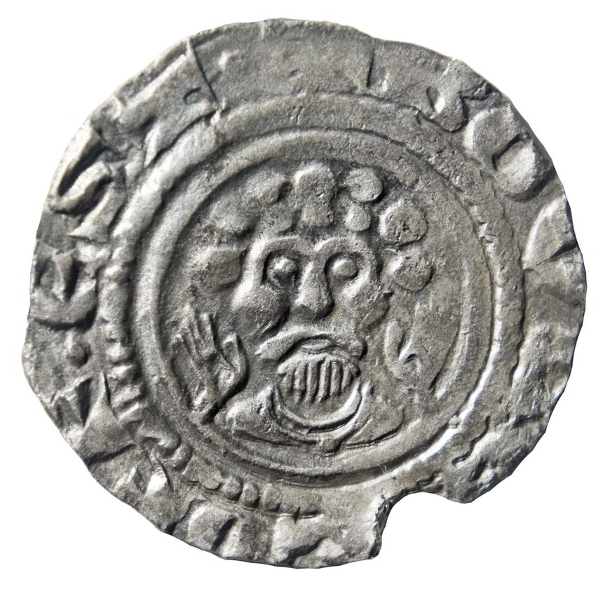Abb. 1: Duckow, Lkr. Mecklenburgische Seenplatte, Fpl. 13. Denar aus Pommern, Vorder- und Rückseite (Dbg. 19; um 1181; Durchmesser 17,3 mm). 