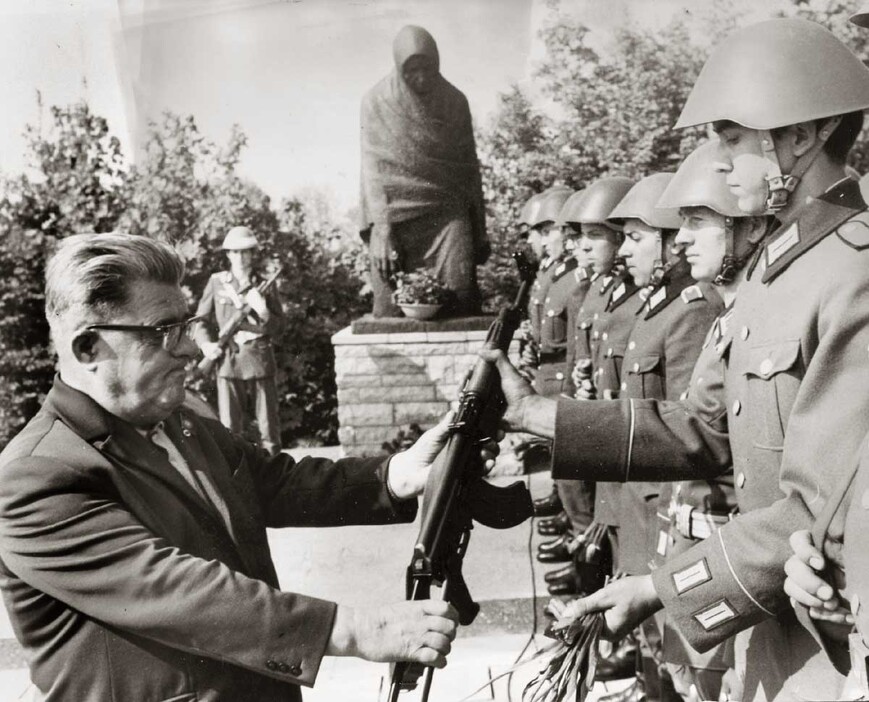 Download: Abb. 15. Raben Steinfeld, Gedenkstätte zu Ehren der Opfer des Todesmarsches, die Gedenkstätte diente auch politischen und militärischen Veranstaltungen, wie hier bei der Waffenübergabe an junge NVA-Soldaten. (Freilichtmuseum für Volkskunde Schwerin-Mueß, SVZ- Archiv, SVZ-ZM-014-SB-32/Fotograf: Hartmut Musewald) Abb. 15. Raben Steinfeld, Gedenkstätte zu Ehren der Opfer des Todesmarsches, die Gedenkstätte diente auch politischen und militärischen Veranstaltungen, wie hier bei der Waffenübergabe an junge NVA-Soldaten.