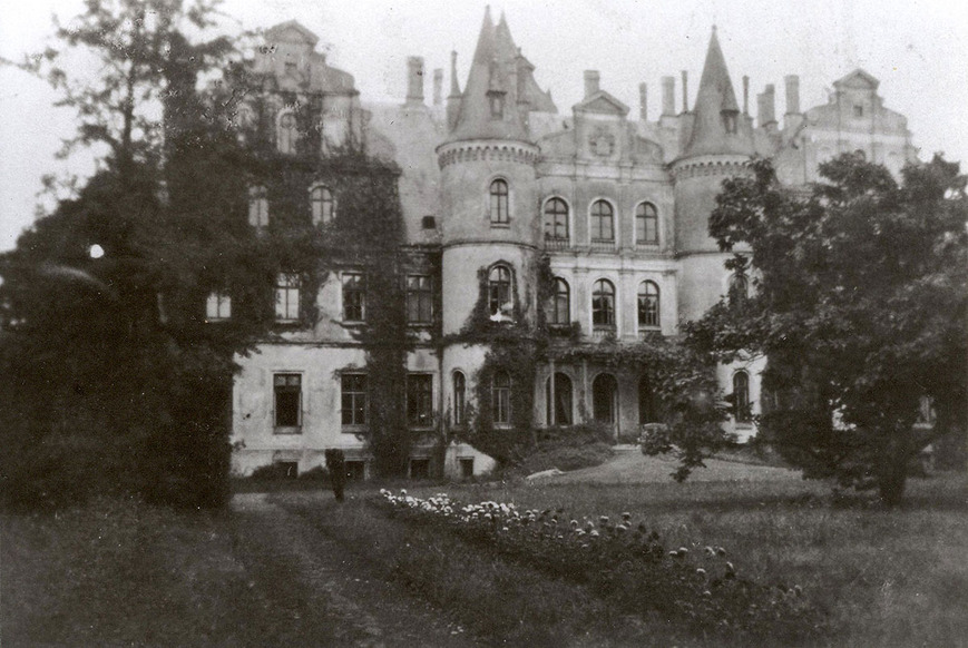 Download: Abb.7. Lüssow, Lkr. Vorpommern-Greifswald, Gutshaus, Fassade der Parkseite, um 1960. (Foto: C. Bergmann, CC-by-sa 3.0/de, via Wikipedia, Herrenhaus Lüssow) Abb.7. Lüssow, Lkr. Vorpommern-Greifswald, Gutshaus, Fassade der Parkseite, um 1960.
