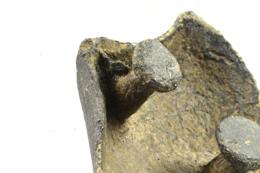Download: Abb. 2. Gussgrat unter der Kopfplatte des Beschlags von Basedow. LAKD M-V, Landesarchäologie, S. Suhr Abb. 2. Gussgrat unter der Kopfplatte des Beschlags von Basedow.