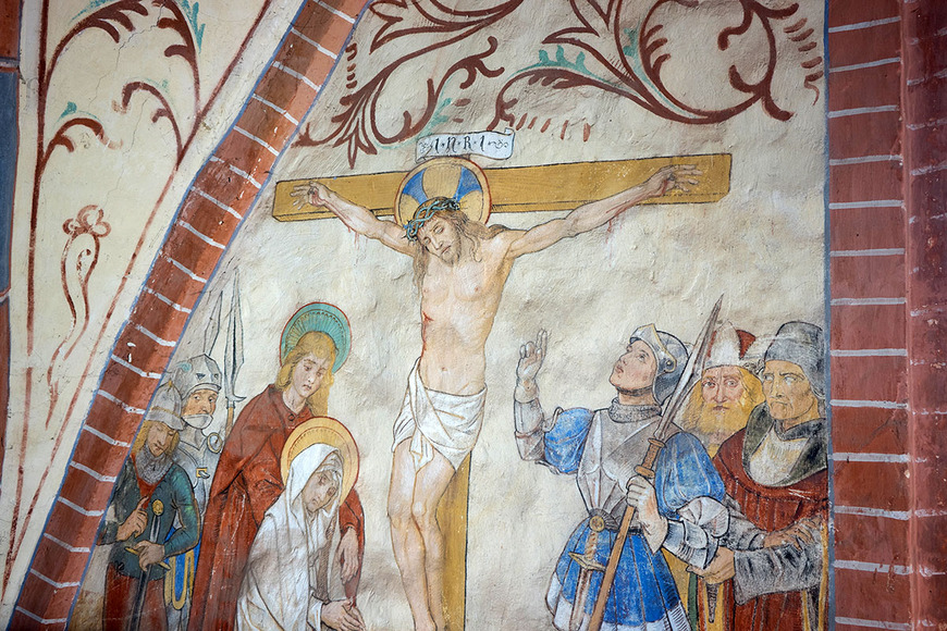 Abb. 8. Lohmen, Lkr. Rostock, Dorfkirche, Nordwand des Schiffs mit Kreuzigungsdarstellung Christi. 