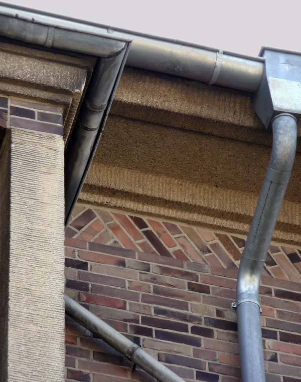 Abb. 2. Anklam, Lkr. Vorpommern-Greifswald, ehem. Wehrmachtsgefängnis, Ziermauerwerk unter der Traufe, 2010. 