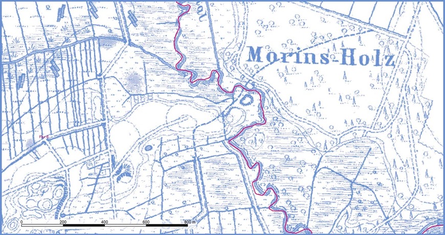 Abb. 1: Kieve, Lkr. Mecklenburgische Seenplatte. Die Elde vor der Begradigung. Der im Text erwähnte sandige Geländesporn befindet sich im Zentrum des Bildes. Als rote Linie ist die heutige Gemarkungsgrenze dargestellt. Abbildung: Ausschnitt aus der Topographischen Karte 1:25.000, Blatt 2741 (Wredenhagen); 