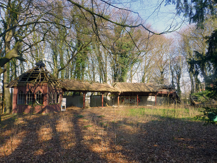 Abb. 11. Liegehallen im nördlichen Parkbereich. 