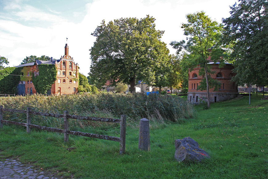 Abb.12. Bristow, Landkreis Rostock, Geflügelturm und Speicher. 