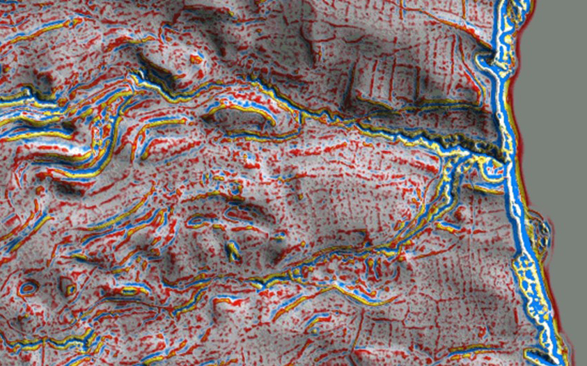 Abb. 5: Stubnitz, Lkr. Vorpommern-Rügen. Im kontrastierten digitalen Geländemodell (Ausschnitt) wird die fast lückenlose Nutzung durch ur- und frühgeschichtliche Ackersysteme (gitterartig-lineare, rötliche Strukturen) des heutigen Nationalparks Jasmund deutlich. 
