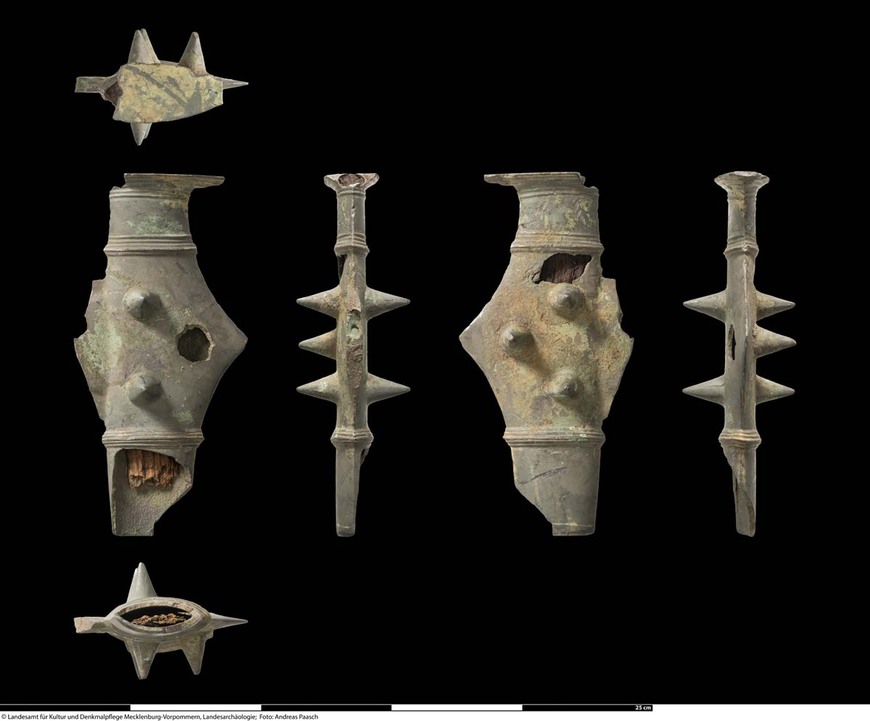 Abb. 3: Melz, Lkr. Mecklenburgische Seenplatte. Der erste neu gefundene Stabdolchkopf. Ansichten von allen Seiten. 