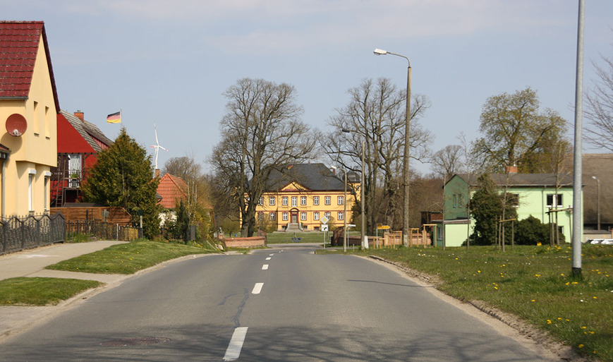Abb. 21. Hohen Luckow, Lkr. Rostock, Zufahrt zum Gut von Süden mit der von Gehölzen gerahmten Frontansicht des Herrenhauses, 2021. 