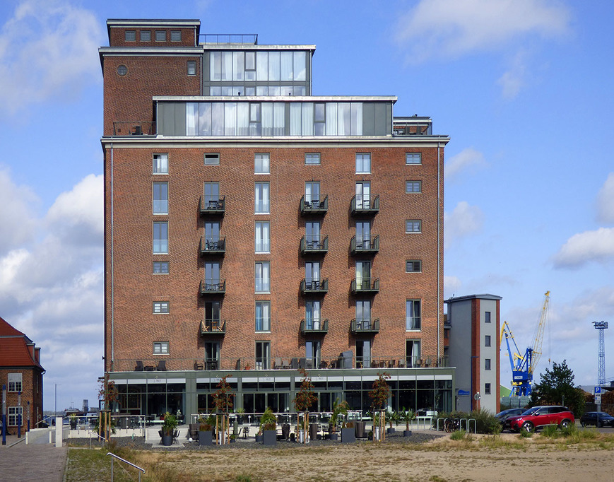 Download: Abb. 18. Wismar, Lkr. Nordwestmecklenburg, Alter Hafen, Ohlerichspeicher von Südosten, 2019. Foto: LAKD M-V/LD, A. Krug Abb. 18. Wismar, Lkr. Nordwestmecklenburg, Alter Hafen, Ohlerichspeicher von Südosten, 2019.