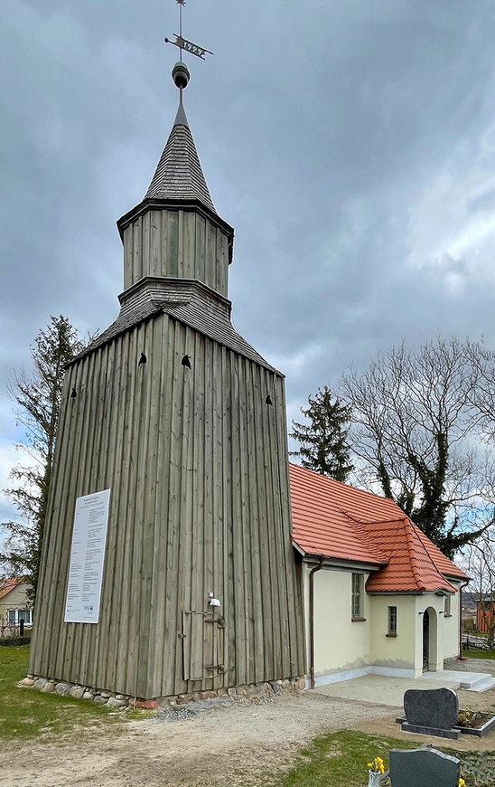 Abb. 2. Lebbin, Lkr. Mecklenburgische Seenplatte, Kirche von Südwesten. ^ 