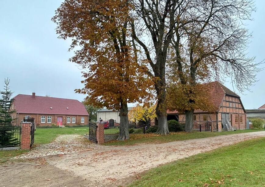 Abb. 2. Schmiedegehöft Altenhagen 1, Ansicht von Südosten, 2024. 