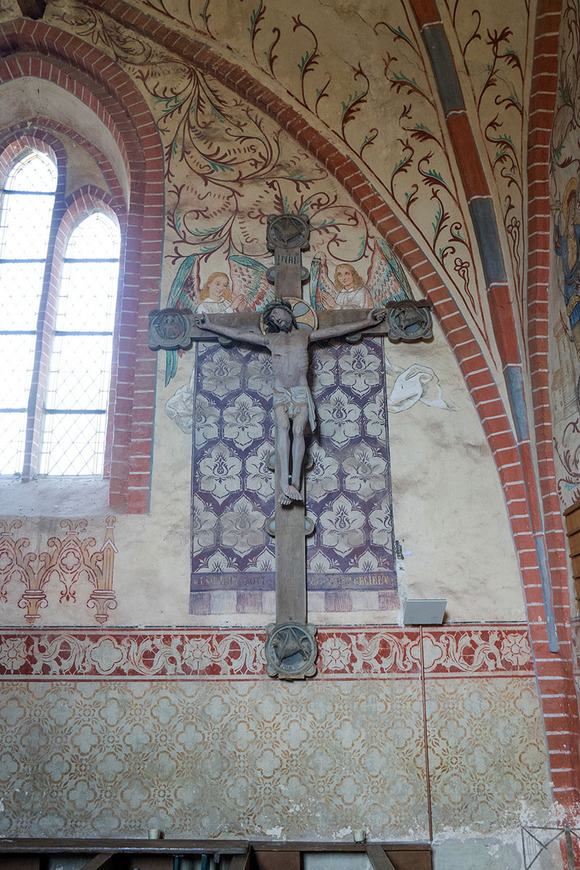 Abb. 4. Lohmen, Lkr. Rostock, Dorfkirche, Blick auf das historische Triumphkreuz aus der 2. Hälfte des 15. Jahrhunderts mit Wandteppichmalereien der Schiffwand. 