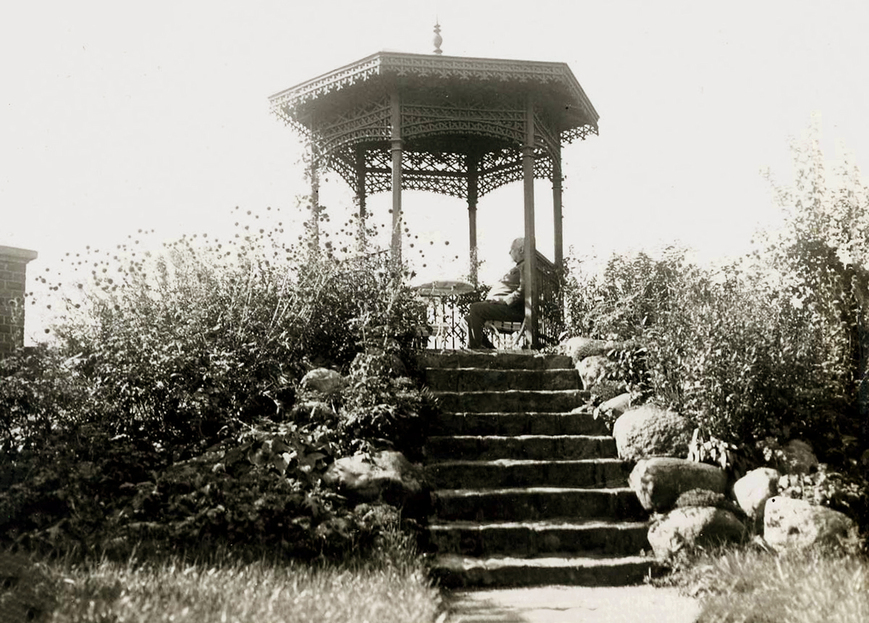 Abb. 5. Alexander Koenig in seinem Sonnentempel auf dem &bdquo;Guckaus&ldquo; im Park Blücherhof, 1938 (Foto: Museum Koenig Bonn). 