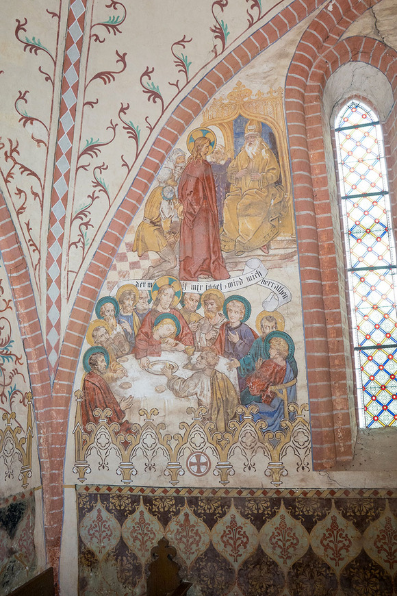 Abb. 13. Lohmen, Lkr. Rostock, Dorfkirche, nördliche Ostwand des Chores mit Darstellung Christus vor Herodes und dem Abendmahl. 