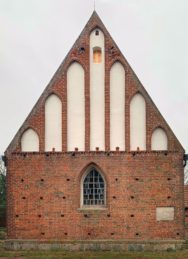 Abb. 7. Buchholz, Lkr. Mecklenburgische Seenplatte, Kirche, Ostgiebel, 2020. 
