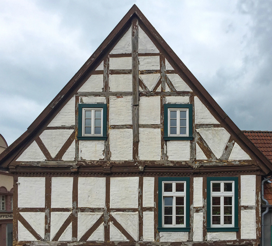 Download: Abb. 3. Landeshauptstadt Schwerin, Schmiedestraße 15, Wohn- und Geschäftshaus, Giebelfeld zur Bischofstraße, 2015. (Tilo Schöfbeck, Schwerin) Abb. 3. Landeshauptstadt Schwerin, Schmiedestraße 15, Wohn- und Geschäftshaus, Giebelfeld zur Bischofstraße, 2015.